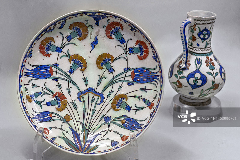 伊斯坦布尔伊兹尼克陶器：彩色伊兹尼克盘子和水罐图片素材