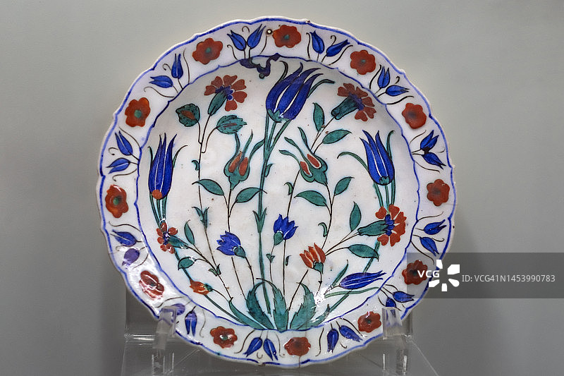 伊兹尼克陶器制成的彩色盘子，土耳其伊斯坦布尔图片素材