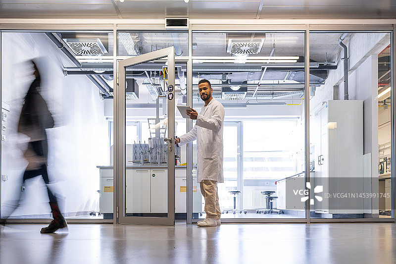 实验室助理走出实验室。图片素材