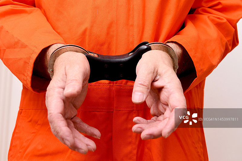 戴着手铐的囚犯图片素材