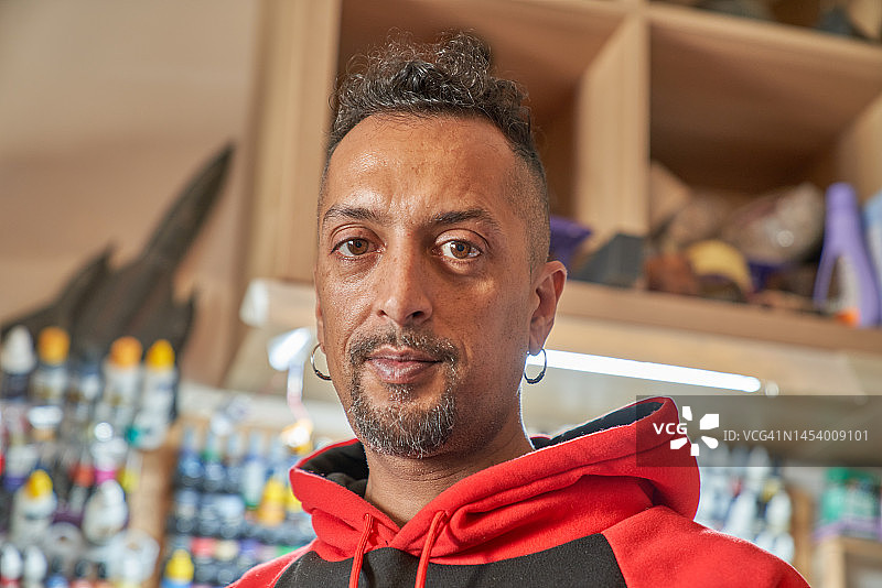 中年拉丁裔男子在其油漆店的画像图片素材