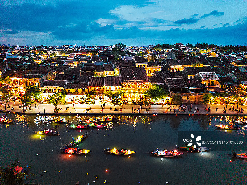 越南中部会安古镇的黄昏美景图片素材