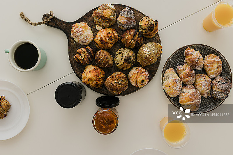 餐桌上的新鲜早餐俯视图图片素材