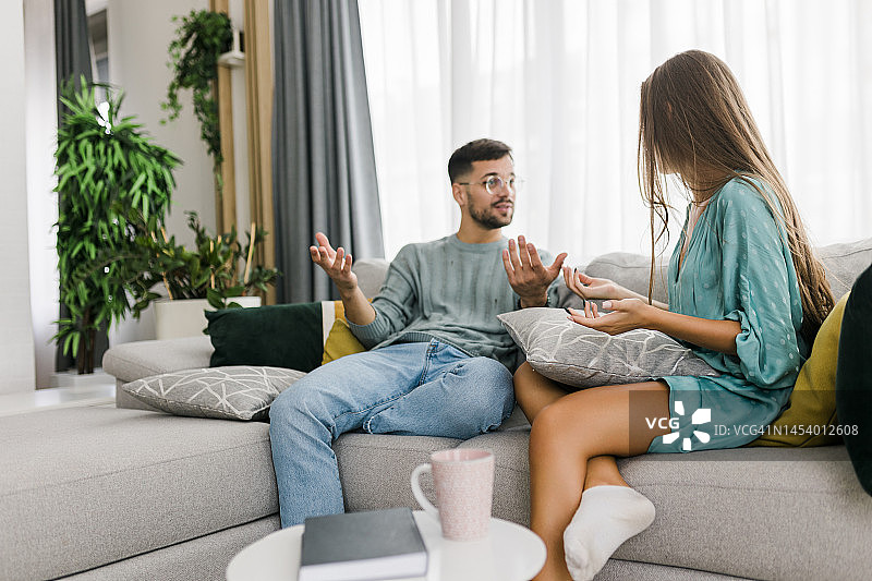 年轻夫妇在家中争吵图片素材