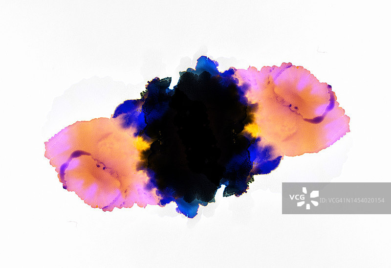 粉色和蓝色油漆的污渍和滴落滑落在白色画布上。图片素材