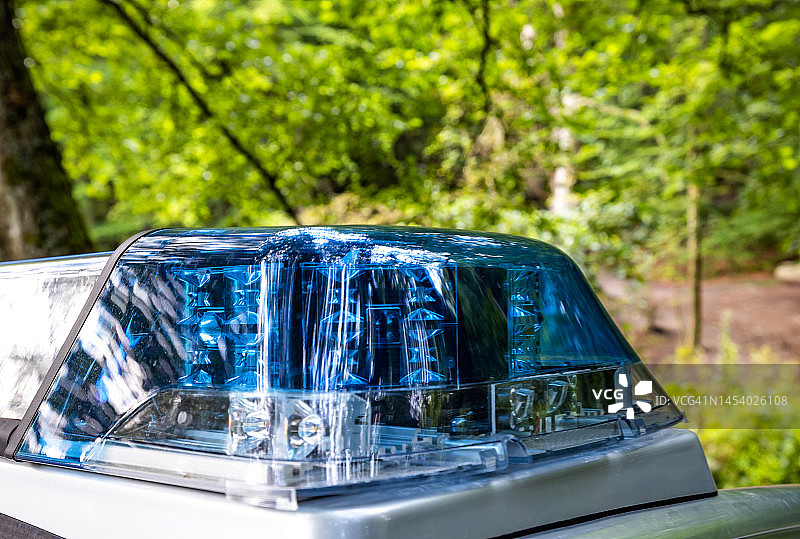 森林中的警灯图片素材