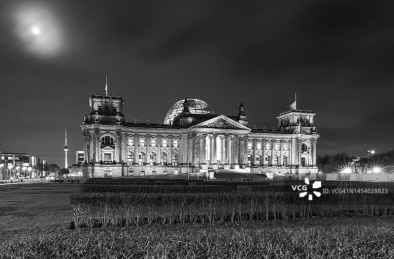 夜幕下的德国联邦议院-德国国会大厦-德国柏林图片素材