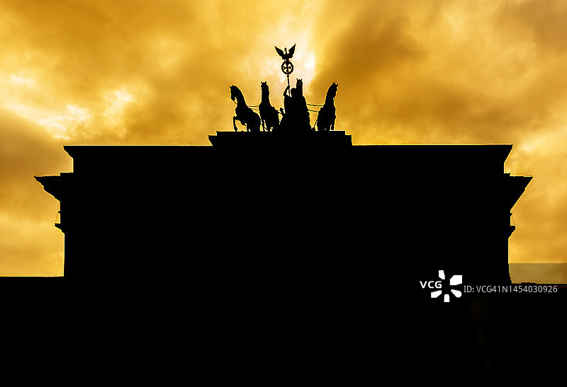 日落时分完全被黑色笼罩的勃兰登堡门（德国柏林）图片素材