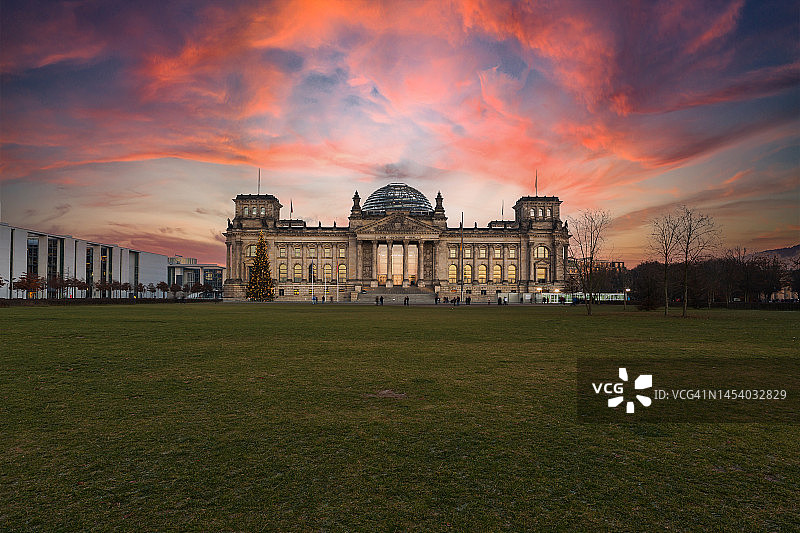 日落时分的德国联邦议会大厦（德国国会大厦），柏林，德国图片素材