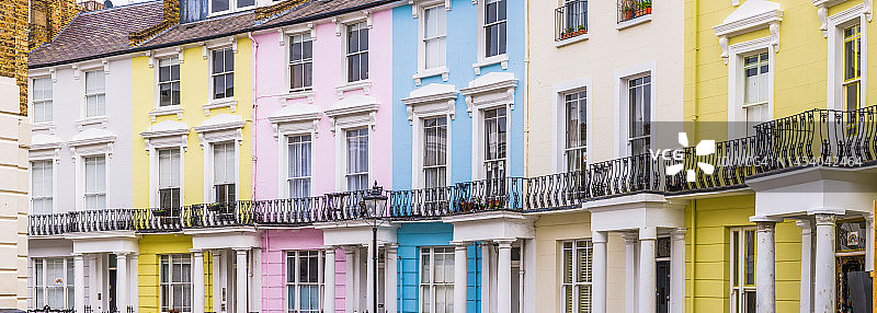 英国伦敦彩色露台全景中的豪华联排别墅图片素材