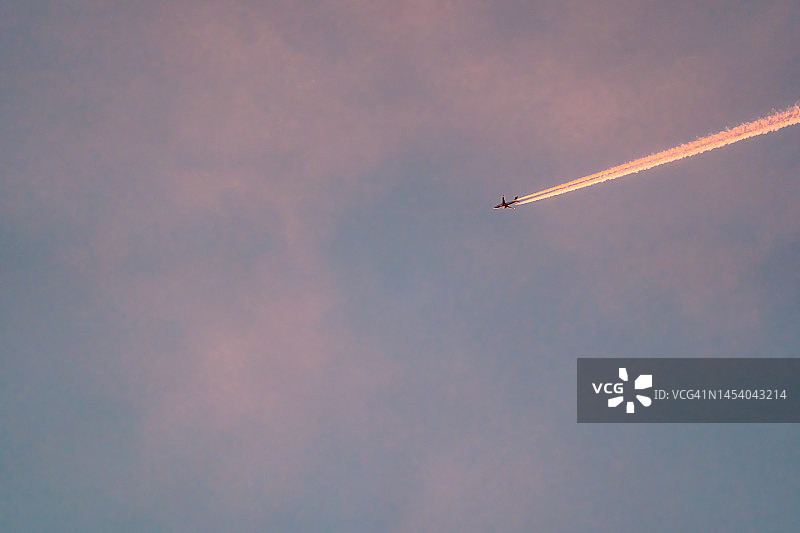 穿过火云的飞机及其尾迹，飞机背景，太空火箭，旅行和度假图片素材