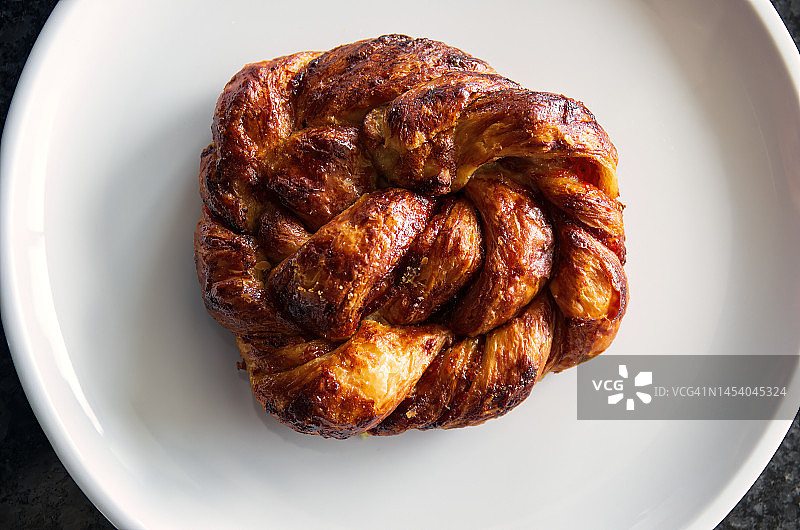 盘子里的番石榴酱夹心面包圈图片素材