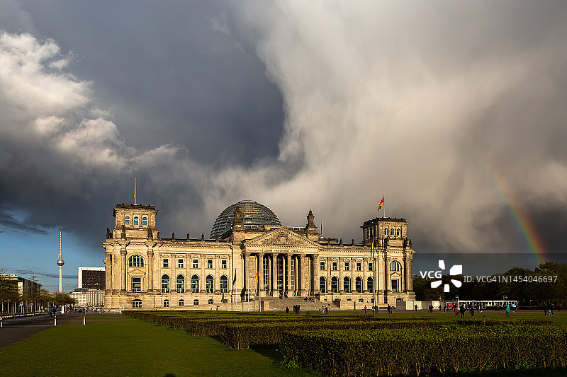 德国首都柏林国会大厦上的彩虹图片素材