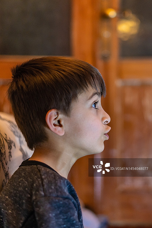 玩电子游戏/看电视的儿童肖像图片素材