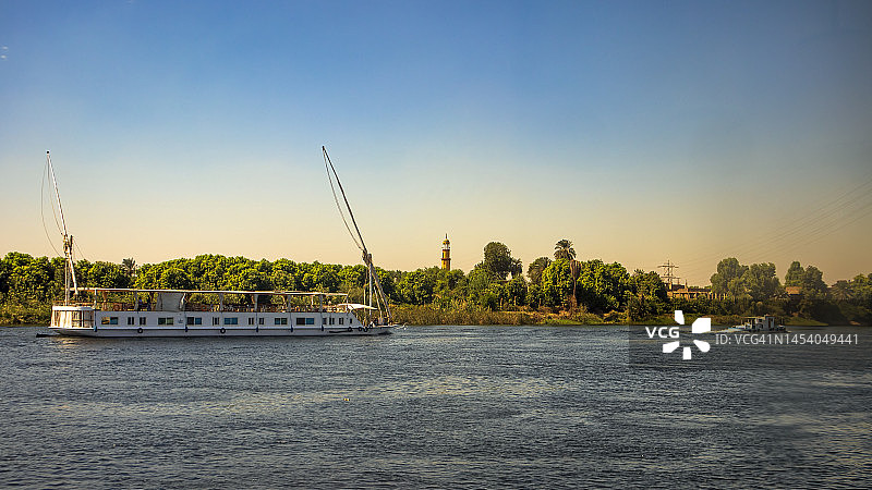 埃及埃德富附近尼罗河上的达哈比亚船图片素材