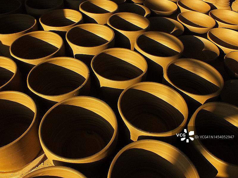 工人忙于生产陶器手工艺品图片素材