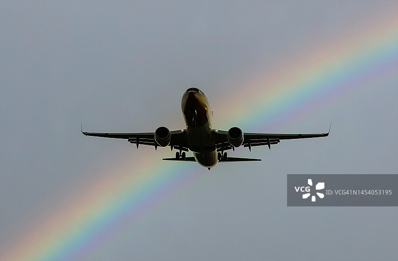彩虹下的着陆飞机图片素材