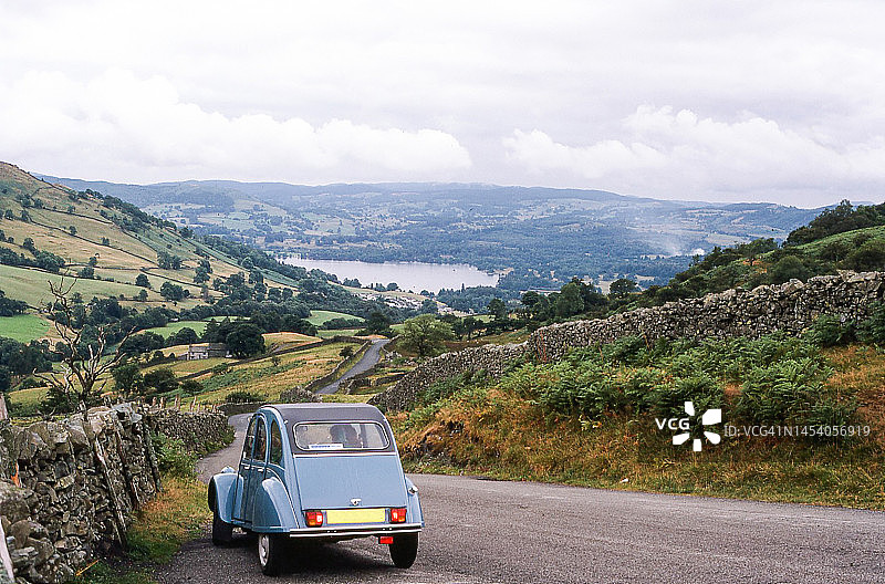 停在乡村道路上的蓝色2CV汽车图片素材