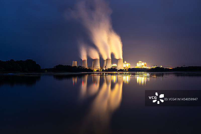 勃兰登堡扬什瓦尔德燃煤电站在蓝色时刻（德国）图片素材