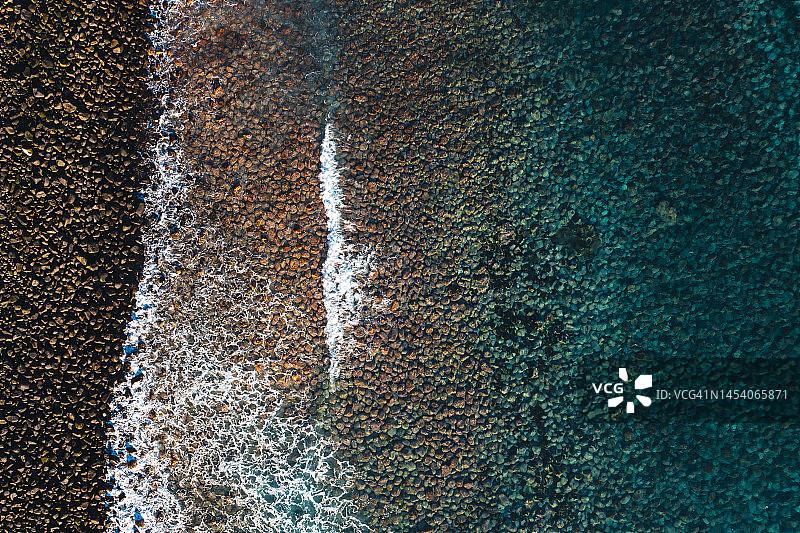 海浪拍打沙滩鸟瞰图图片素材