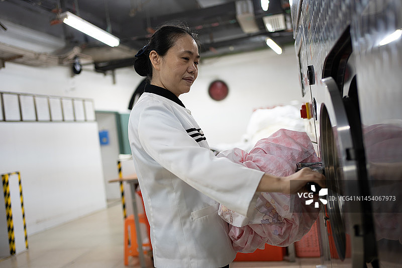 洗衣工人图片素材