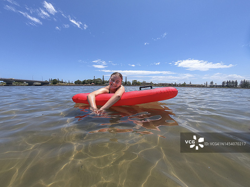少女在海滩游泳，玩得很开心图片素材