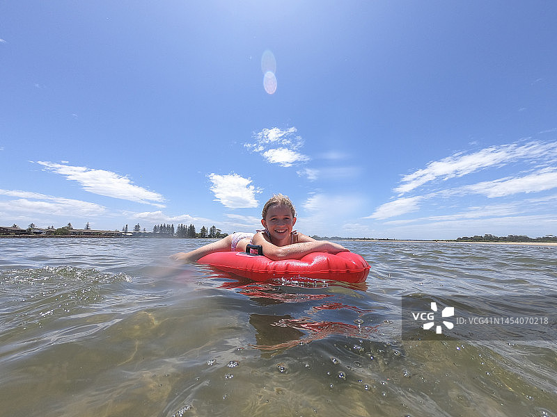 快乐游泳的年轻女孩图片素材