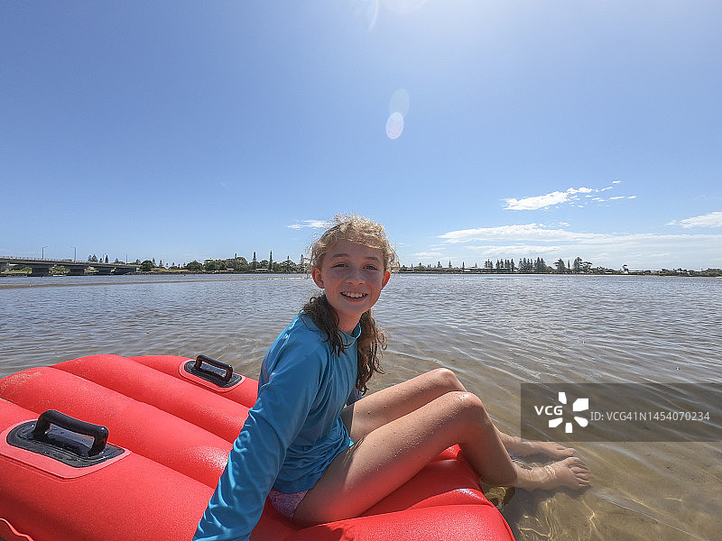 快乐游泳的年轻女孩图片素材