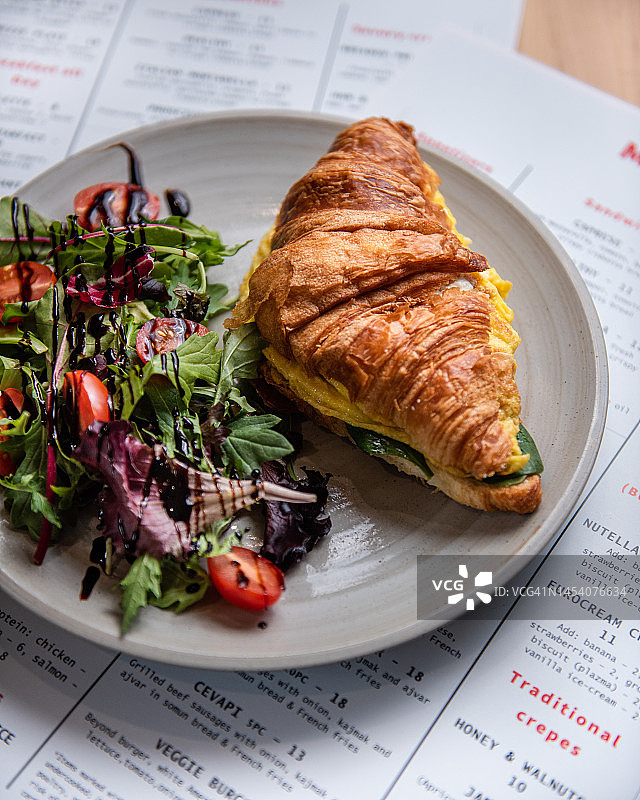 羊角包配炒鸡蛋、菠菜和沙拉，美食摄影图片素材