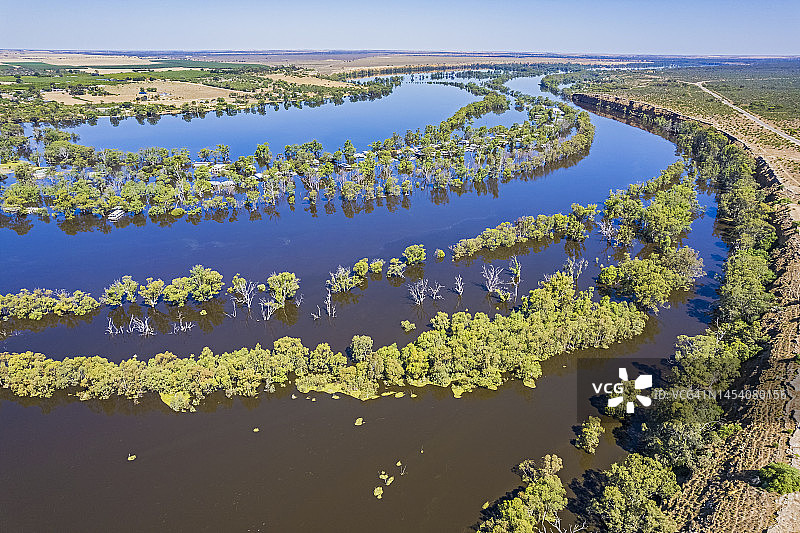 南澳大利亚斯旺里奇的默里河洪水和洪泛区鸟瞰图片素材