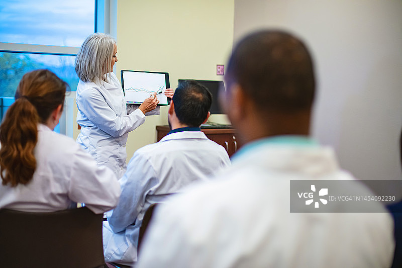 美国西部地区：女医疗保健指导员为多种族群体提供临床课程和医务人员培训系列照片图片素材