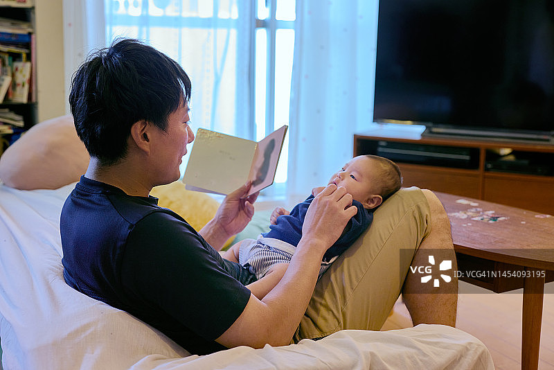 父亲照顾新生家庭图片素材