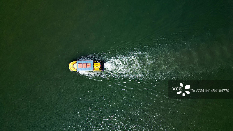 绿色海面上的船只俯视图图片素材