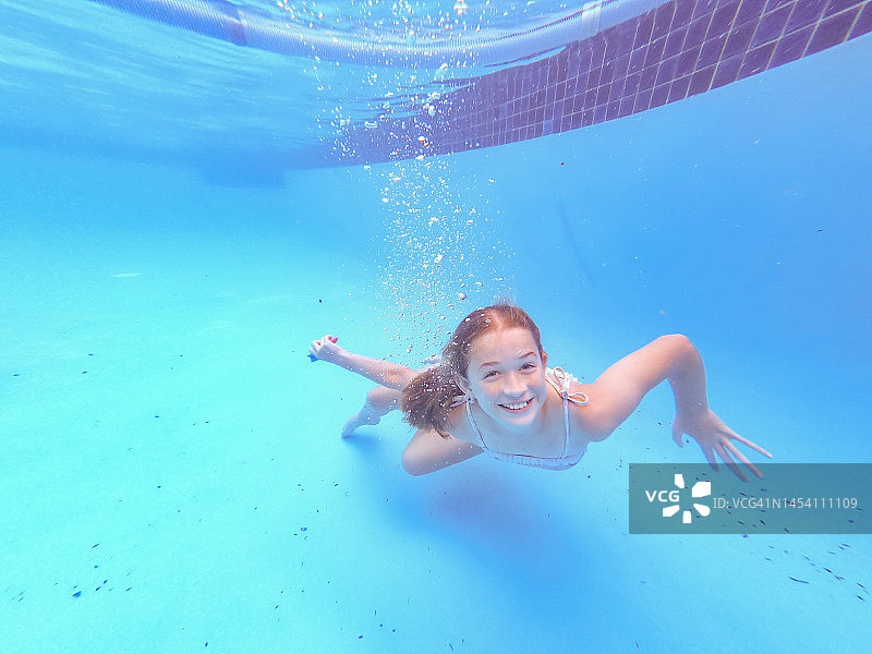 快乐游泳的年轻女孩图片素材