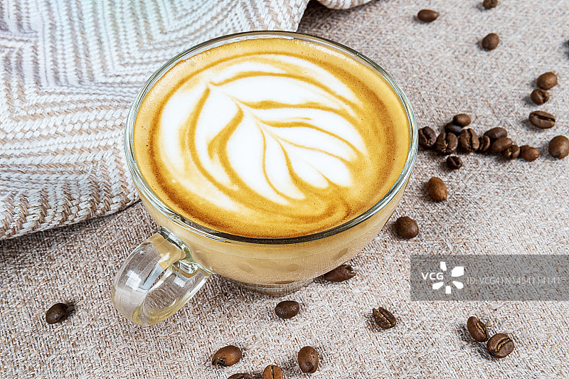 带有心形图案和咖啡豆的拿铁咖啡图片素材