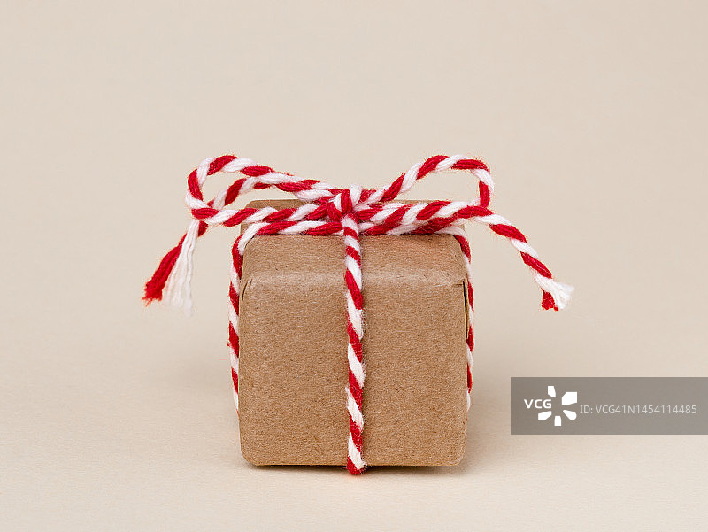 彩色背景上的节日礼物图片素材