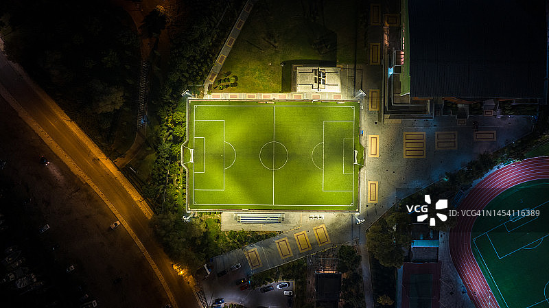 夜间照明足球场航拍照片图片素材