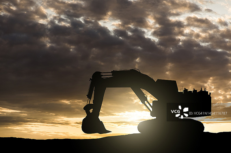 日落时分的大型矿用挖掘机，采石场设备图片素材