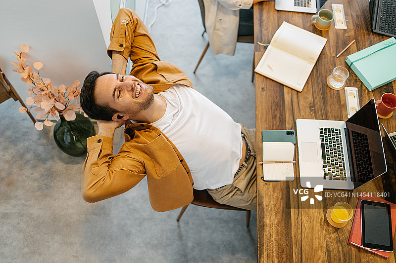 在办公室里微笑的快乐和满意的员工图片素材