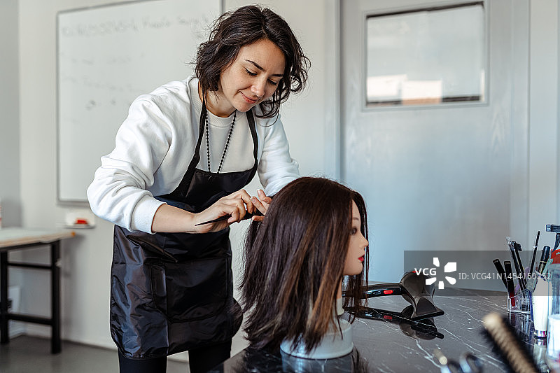 学生在练习理发图片素材