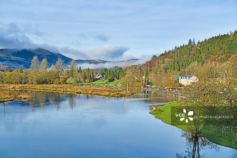 苏格兰珀斯郡卡兰德明媚的秋日阳光和色彩图片素材