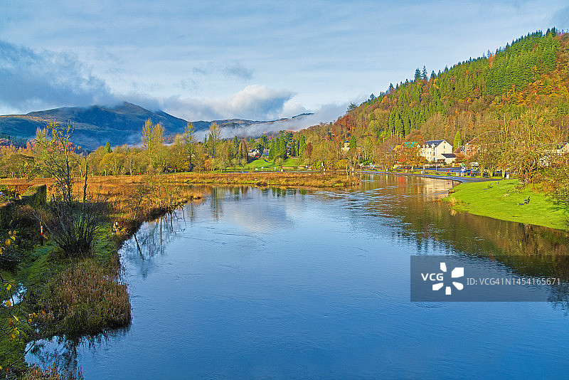 苏格兰特罗斯achs的秋日阳光和色彩图片素材