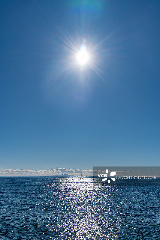 在日本神奈川阳光明媚的海滩上航行的游艇图片素材