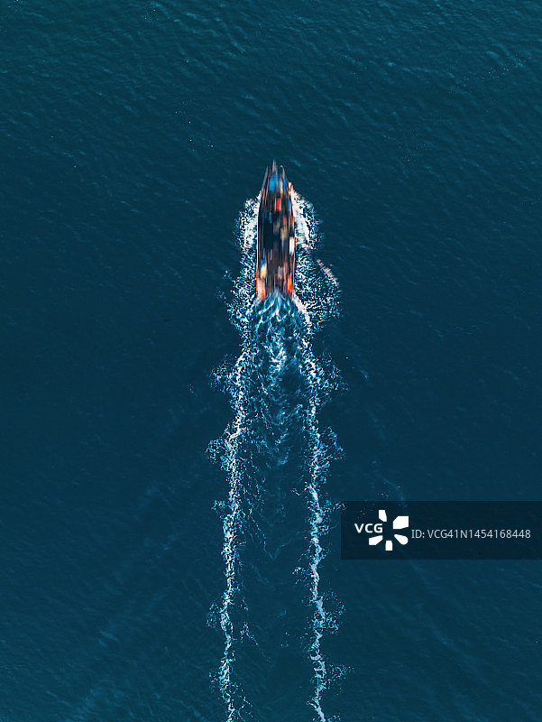 海上航行的船只航拍图片素材