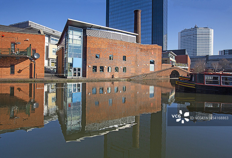 伯明翰“运河区”周围的复杂区域在运河中的倒影图片素材