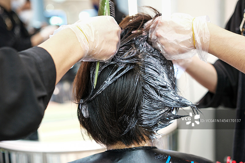 女人在做头发图片素材