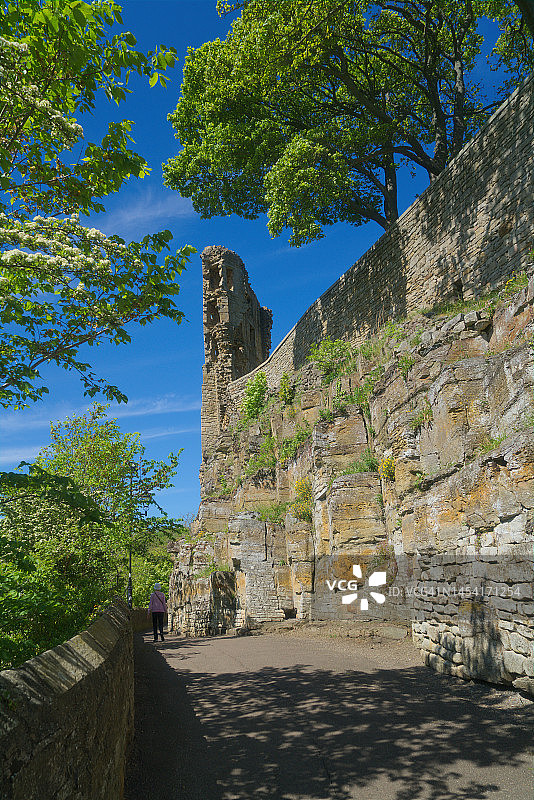 游客在阳光明媚的日子里漫步于巴纳德城堡的城墙图片素材
