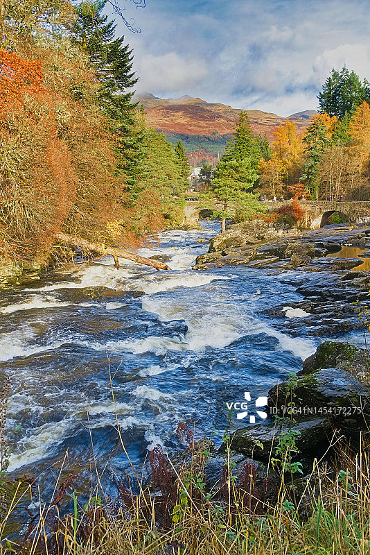 多哈特河瀑布，罗蒙湖和特罗萨克斯国家公园，珀斯郡，苏格兰，英国图片素材