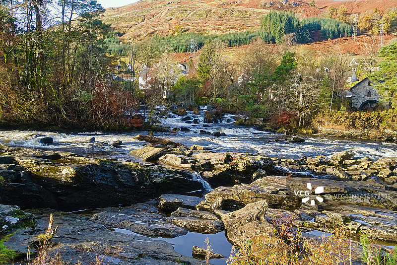 多哈特河瀑布，罗蒙湖和特罗萨克斯国家公园，珀斯郡，苏格兰，英国图片素材