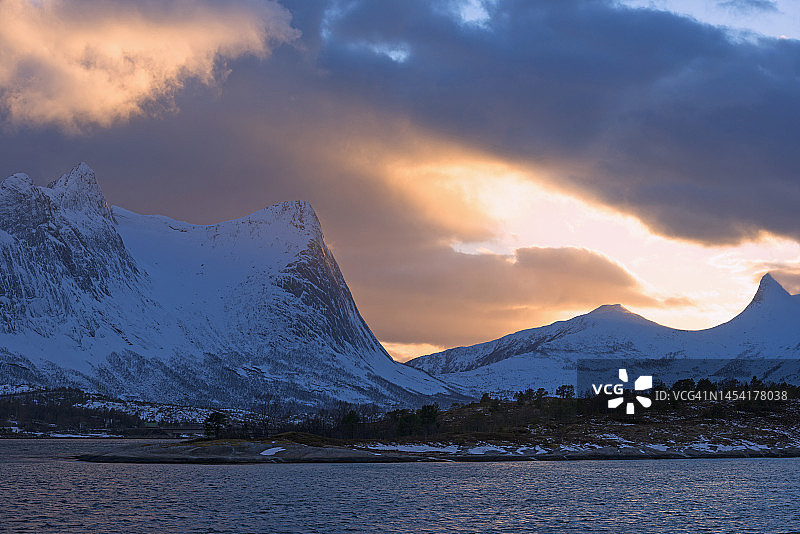 北极山脉和峡湾的日落图片素材